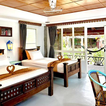 Bamboo Bungalows Koh Phayam Bagian luar foto